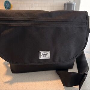 Herschel mid volume Messenger Bag